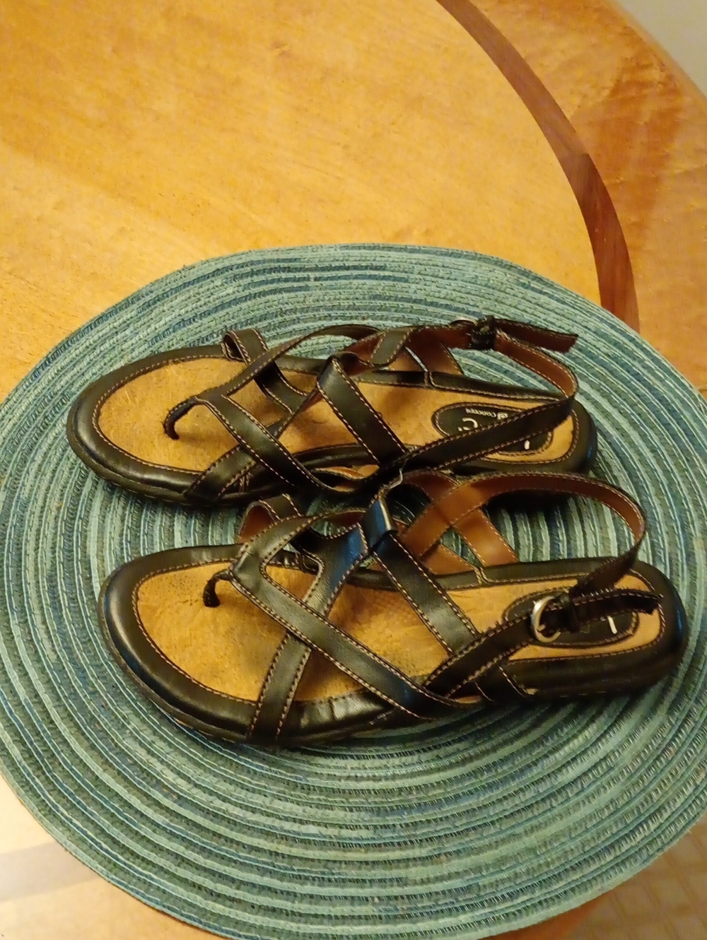 Women's Black  Crisscross Toe-Ring Sandals with Back Strap Sz 6